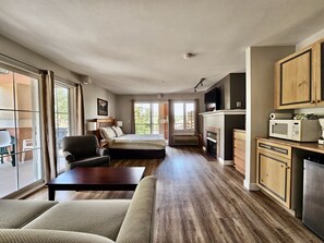 Een strijkplank/strijkijzer, wifi, beddengoed