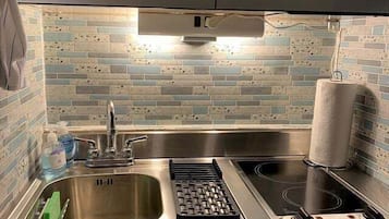 Kühlschrank, Herdplatte, Wasserkocher mit Kaffee-/Teezubehör