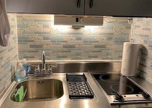 Fridge, stovetop, coffee/tea maker
