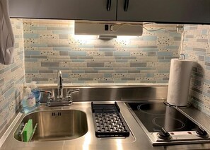 Kühlschrank, Herdplatte, Wasserkocher mit Kaffee-/Teezubehör