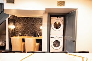 Apartamento, vista para a cidade | Opções para refeição no quarto