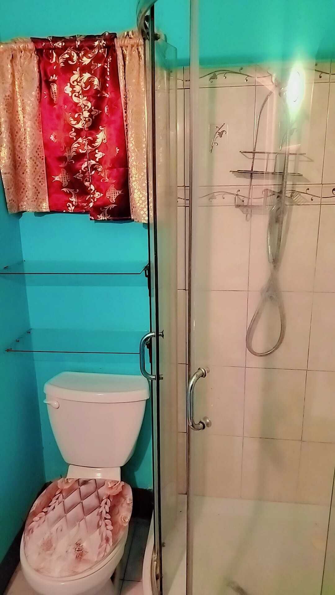 Douche, serviettes fournies, savon, papier toilette