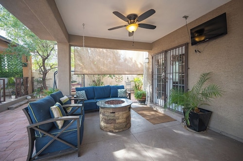 Tuscan Oasis: Elegance with Comfort. King Bed.