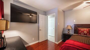 3 slaapkamers, een strijkplank/strijkijzer, reisbedje, wifi