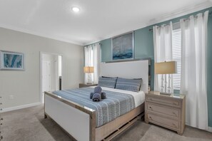 9 chambres, bureau, fer et planche à repasser, lit de bébé portatif