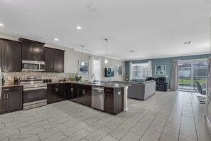 Een koelkast, een microgolfoven, een oven, een kookplaat