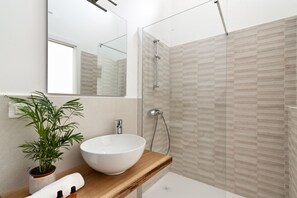 Dusche, Haartrockner, Bidet, Handtücher