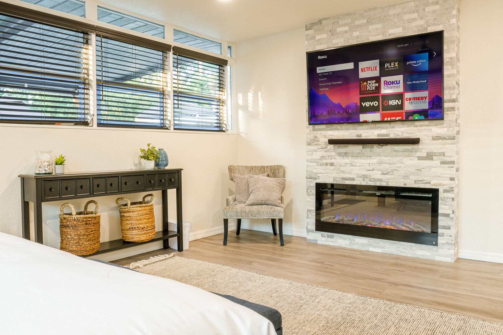 4 bedrooms, iron/ironing board, WiFi, bed sheets