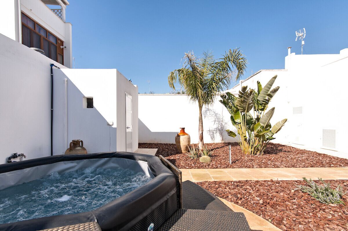 Outdoor spa tub