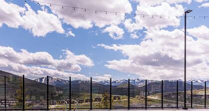 2 Bedroom/2 Bathroom Condo with Pool, hot tub, sauna/steam and Views!