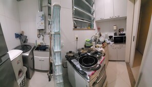 Fridge, oven, stovetop, coffee/tea maker
