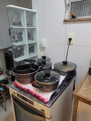 Fridge, oven, stovetop, coffee/tea maker