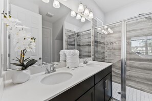 Een douche, een haardroger, handdoeken