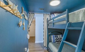 2 Schlafzimmer, Schreibtisch, Bügeleisen/Bügelbrett, kostenloses WLAN