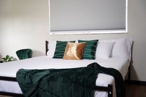 4 bedrooms, iron/ironing board, WiFi, bed sheets