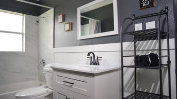 Serviettes fournies, papier toilette