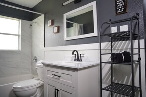 Serviettes fournies, papier toilette