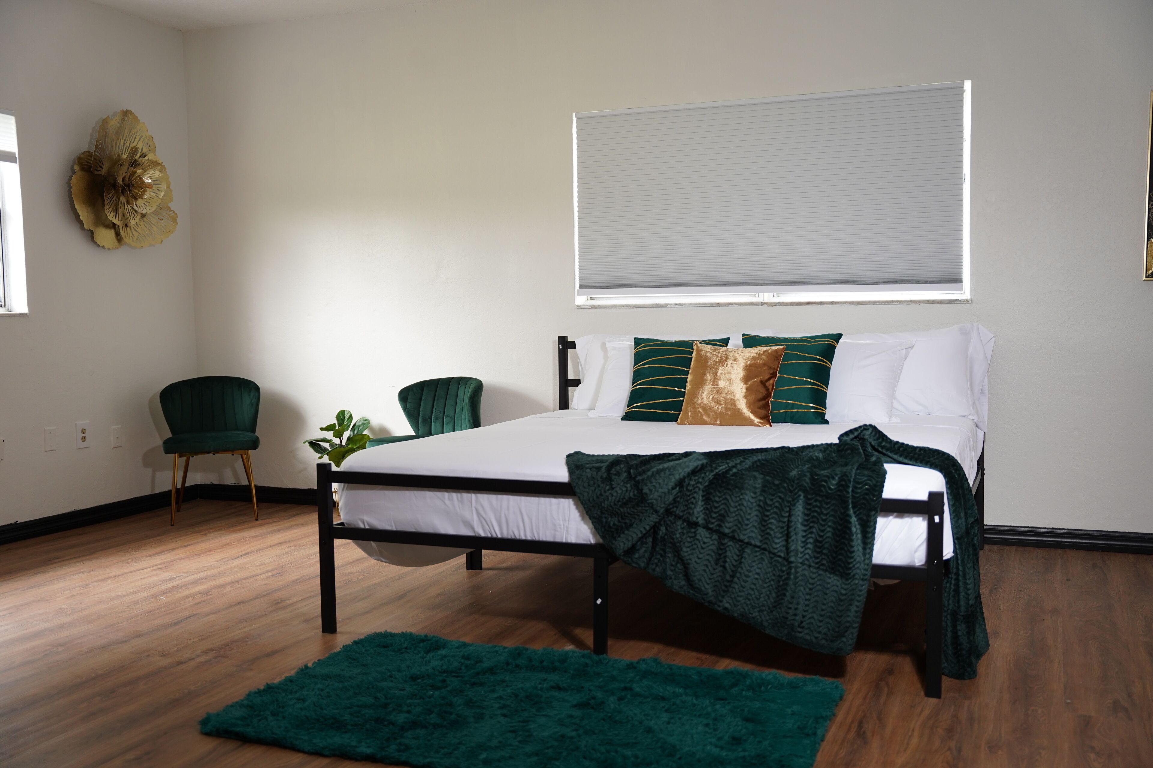 4 bedrooms, iron/ironing board, WiFi, bed sheets