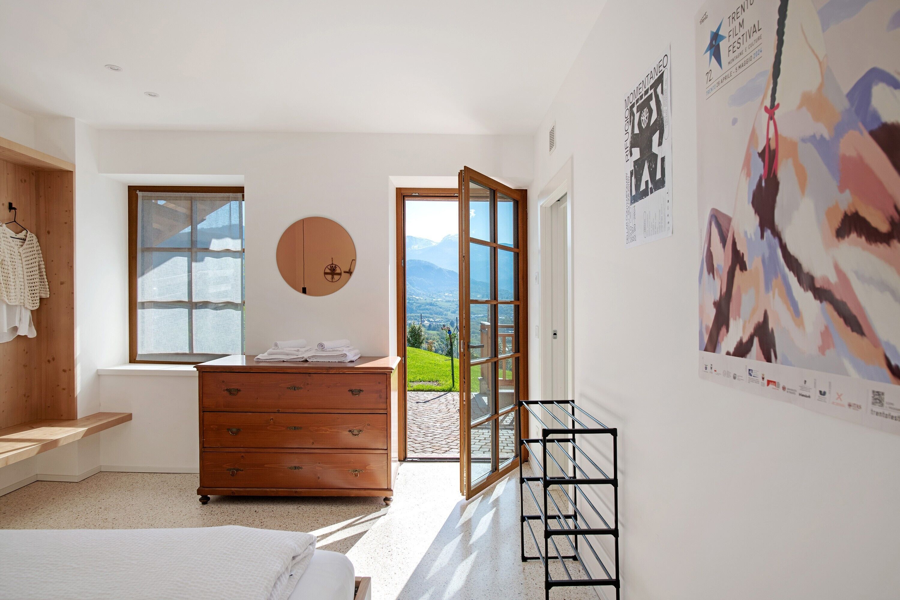Tabla de planchar con plancha, wifi gratis y ropa de cama 