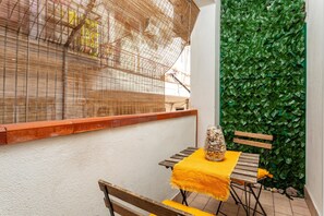 Outdoor dining - Apartment 'Giardini Naxos' with Sea View, Wi-Fi and Air Conditioning (Giardini Naxos)