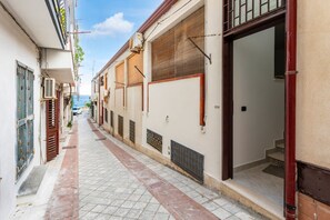 Property grounds - Apartment 'Giardini Naxos' with Sea View, Wi-Fi and Air Conditioning (Giardini Naxos)