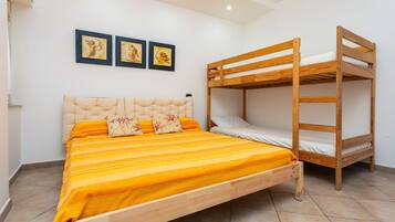 1 habitación, tabla de planchar con plancha, wifi gratis y ropa de cama