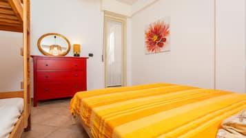 1 slaapkamer, een strijkplank/strijkijzer, gratis wifi, beddengoed