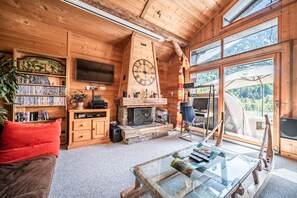 Fernseher, Kamin, Videospiele, DVD-Player