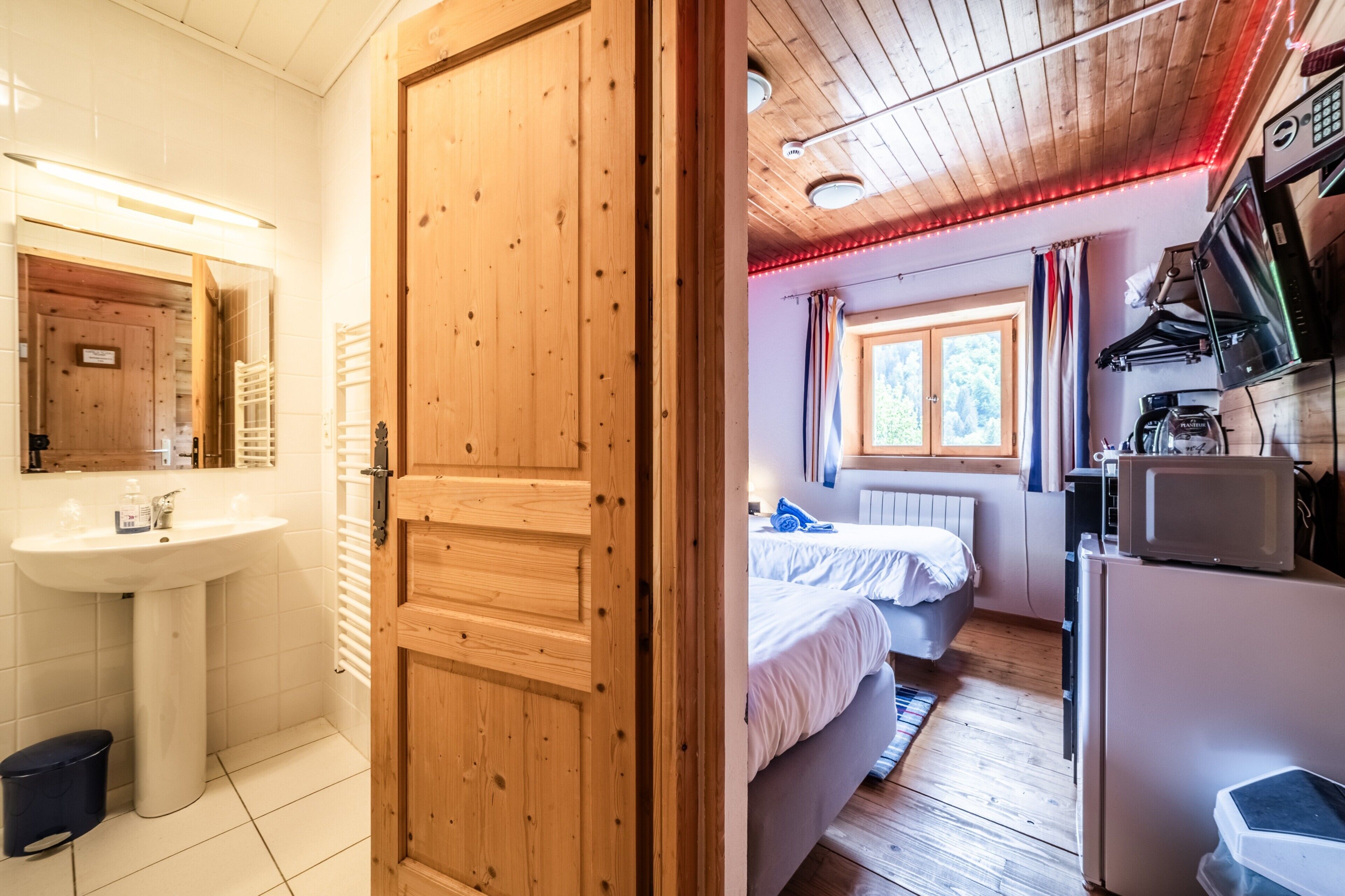 1 habitación, tabla de planchar con plancha, wifi gratis y ropa de cama 