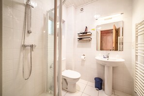 Dusj, hårføner og håndklær