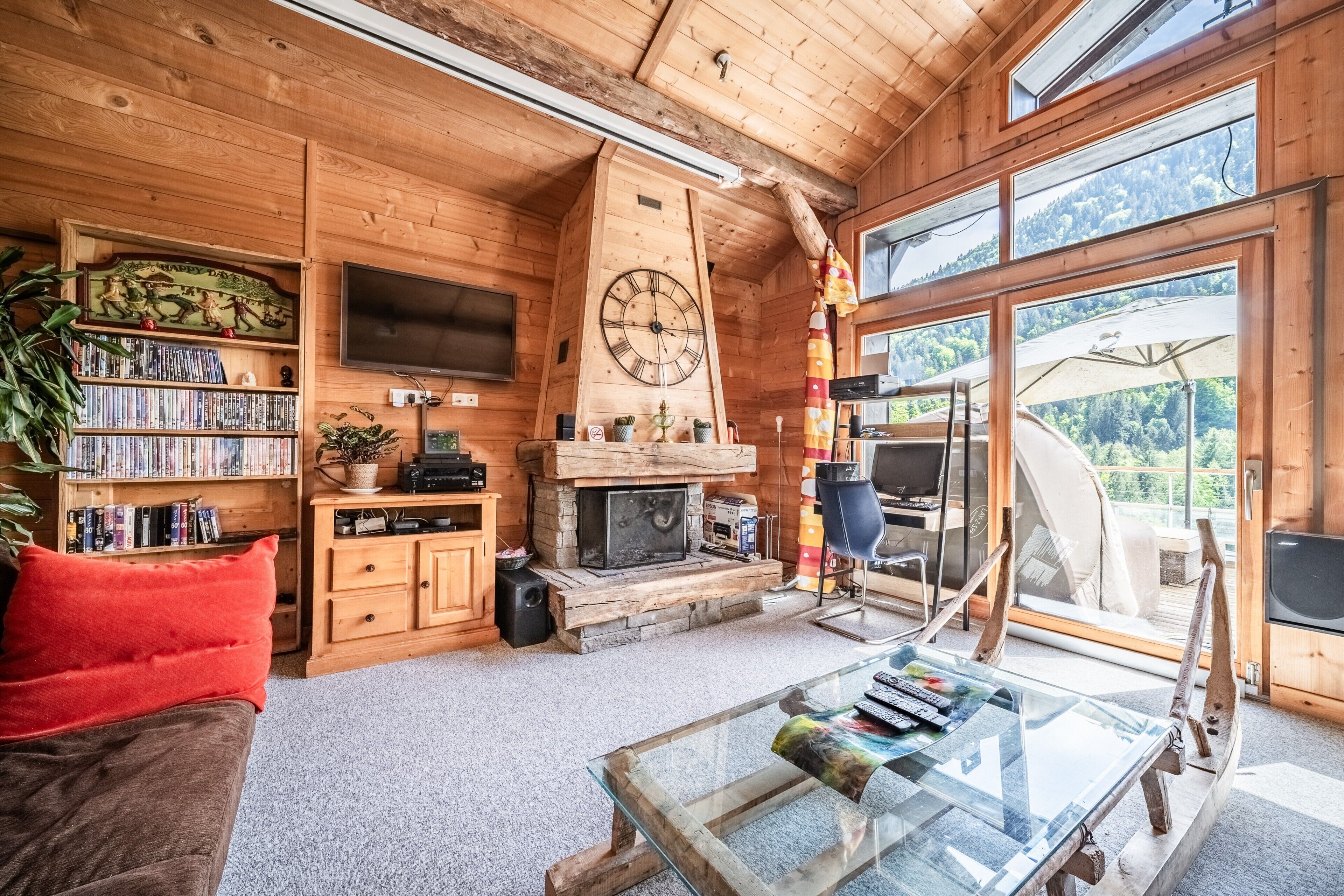 Televisión, chimenea, videojuegos y reproductor de DVD 