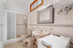 Shower, towels - Vacation 'The House Of Abades' with Wi-Fi (Abades)