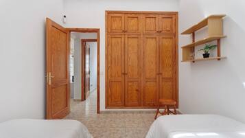 2 slaapkamers, een strijkplank/strijkijzer, gratis wifi, beddengoed