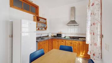 Een koelkast, een microgolfoven, een kookplaat