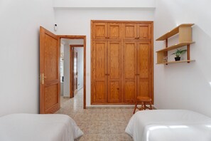 2 bedrooms, iron/ironing board, free WiFi, bed sheets - Vacation 'The House Of Abades' with Wi-Fi (Abades)