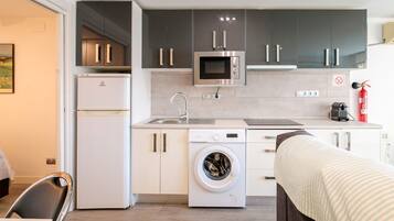 Een koelkast, een magnetron, een oven, een kookplaat