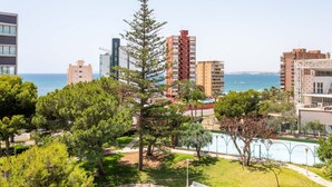 A residential area with tall buildings, a clear view of the sea, and a swimming pool. - Apartment 'Vistas Al Mar' with Shared Pool, Wi-Fi and Air Conditioning (Alicante (Alacant))