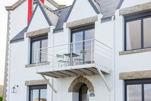 Exterior detail - Holiday Home 'Ti Penn Ar Porz - Vue Port' with Sea View, Private Terrace and Wi-Fi (Treffiagat)