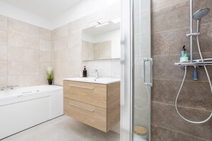 Dusche, Haartrockner, Handtücher