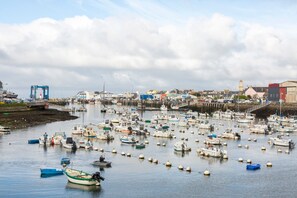 Marina - Holiday Home 'Ti Penn Ar Porz - Vue Port' with Sea View, Private Terrace and Wi-Fi (Treffiagat)