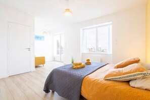 3 bedrooms, iron/ironing board, free WiFi, bed sheets - Holiday Home 'Ti Penn Ar Porz - Vue Port' with Sea View, Private Terrace and Wi-Fi (Treffiagat)