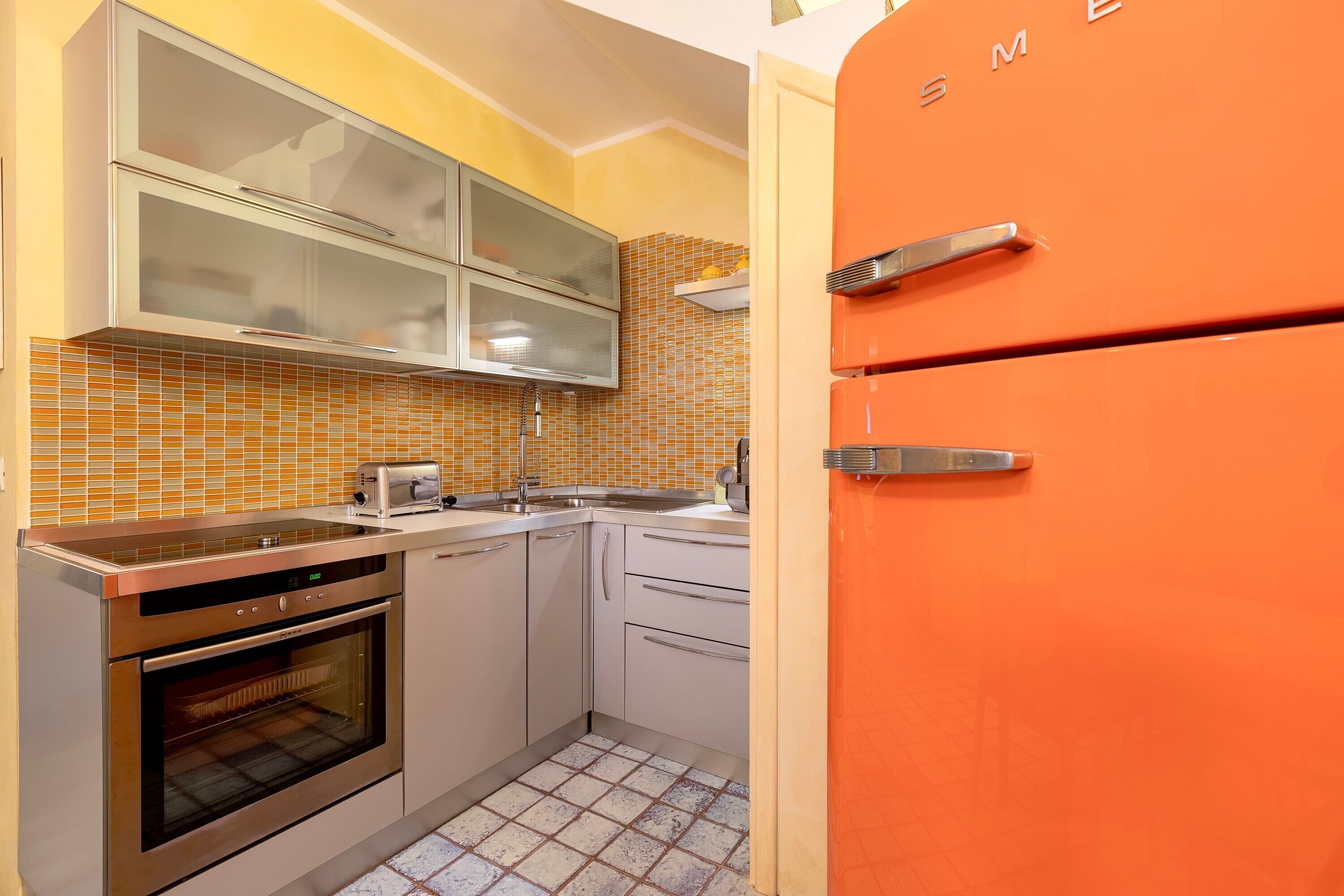 冷蔵庫、オーブン、コンロ、食器洗い機