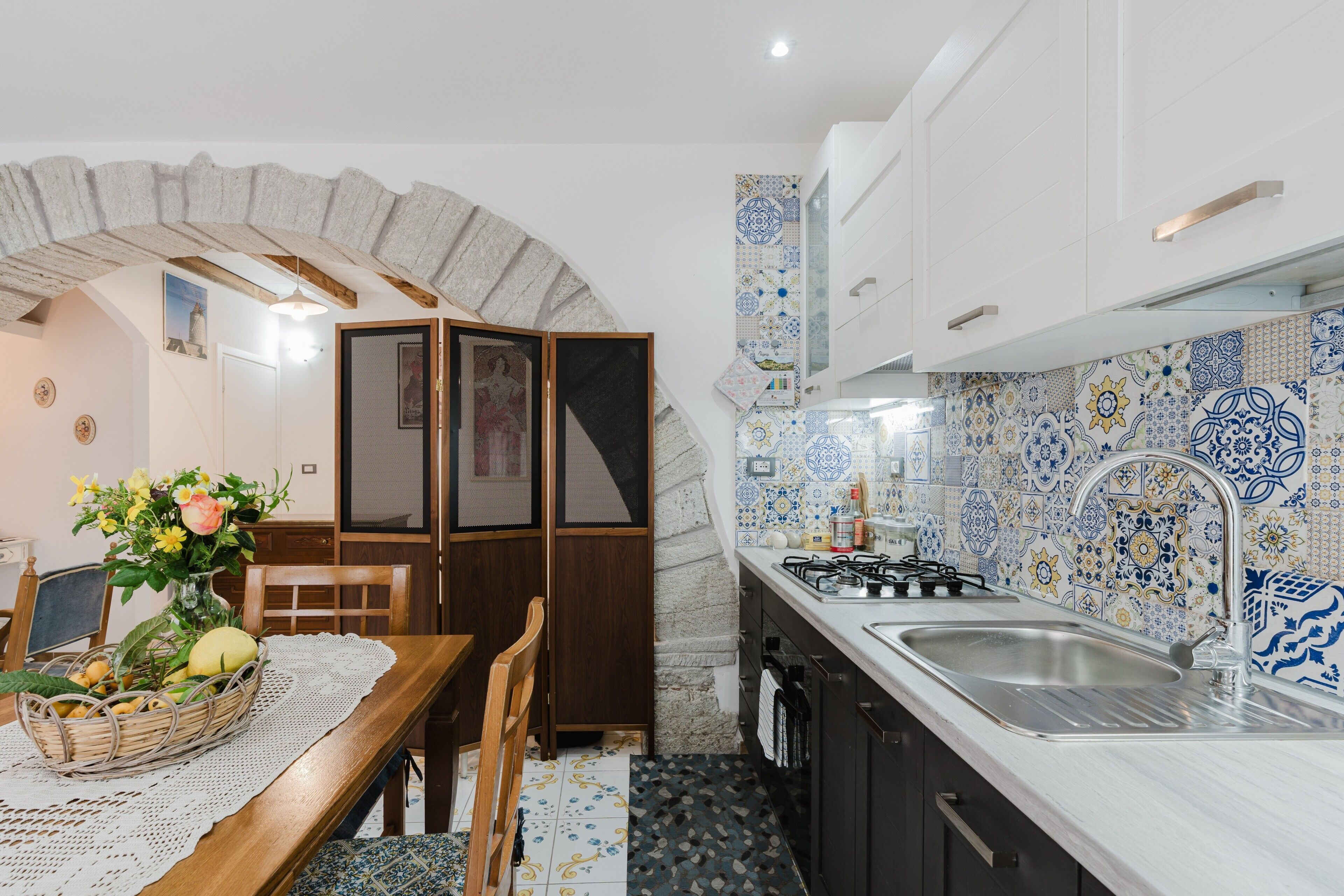 Réfrigérateur, four, plaque de cuisson, cafetière/bouilloire