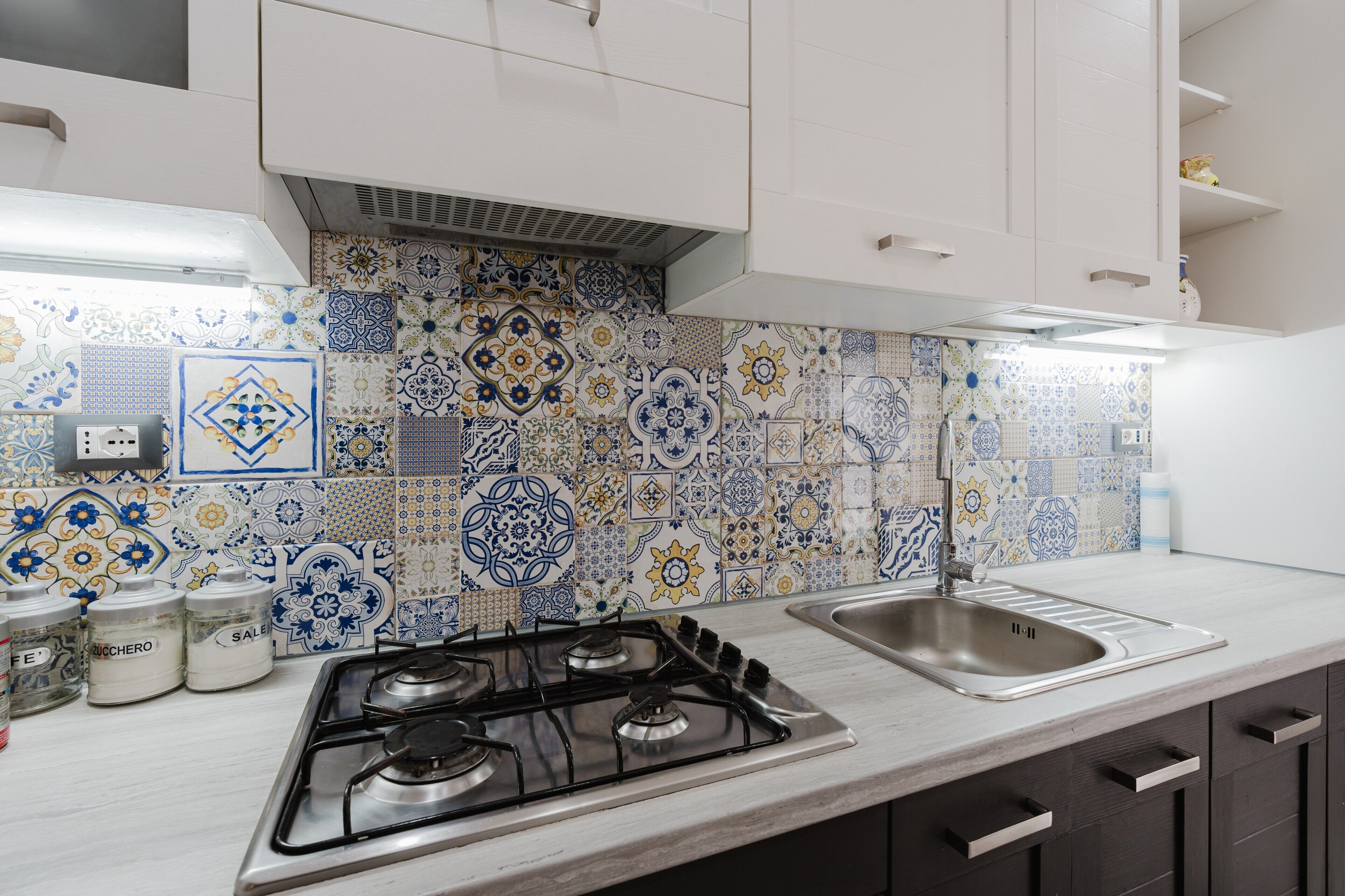 Kühlschrank, Ofen, Herdplatte, Wasserkocher mit Kaffee-/Teezubehör