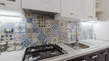 Kühlschrank, Ofen, Herdplatte, Wasserkocher mit Kaffee-/Teezubehör