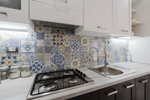 Refrigerador, horno, placa de cocina, cafetera/tetera