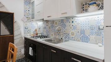 Réfrigérateur, four, plaque de cuisson, cafetiÚre/bouilloire
