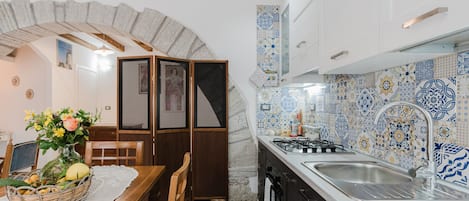 Een koelkast, een oven, een kookplaat, een koffiezetapparaat/waterkoker