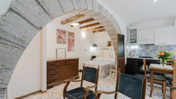 1 slaapkamer, een strijkplank/strijkijzer, gratis wifi, beddengoed