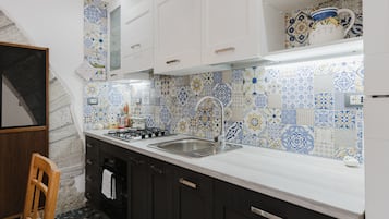 Réfrigérateur, four, plaque de cuisson, cafetiÚre/bouilloire